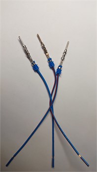 Контакт штыревой с уплотнителем  серии 1,5 мм AMP 1703013-1 обжатый с проводом 0,75 мм² 2855